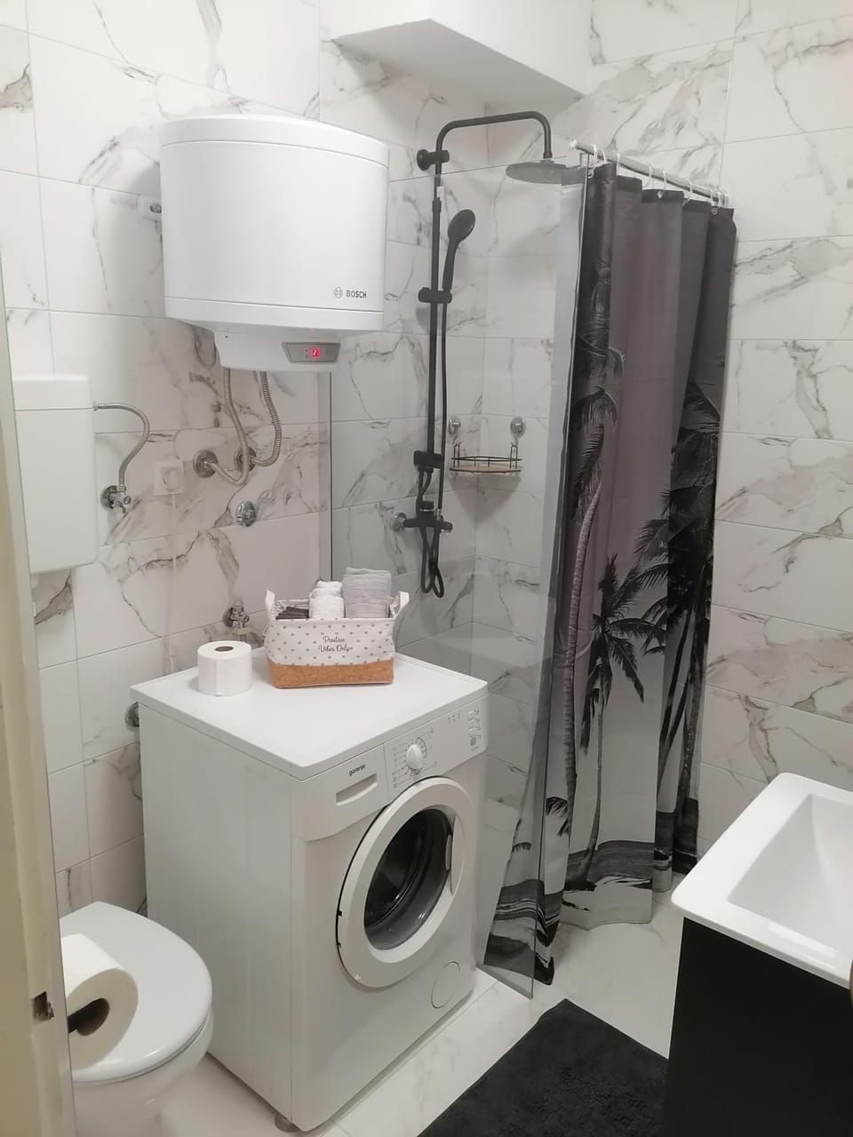 Shower, Toilet, Bathroom, towels, washing machine