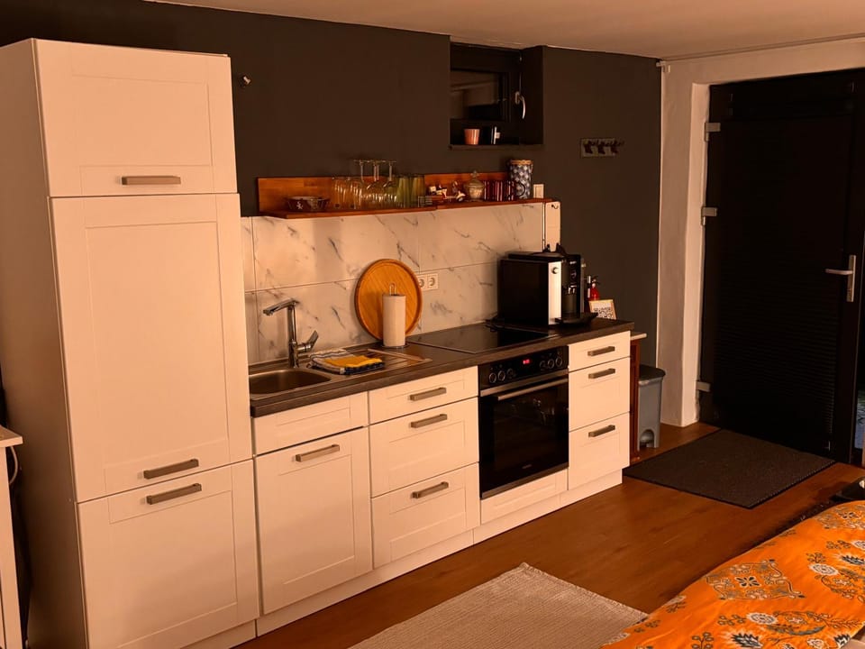Coffee/tea facilities, Kitchen or kitchenette, oven, stove