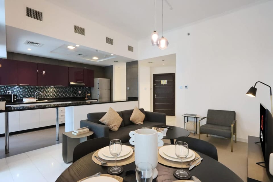 TV and multimedia, Kitchen or kitchenette, Living room, Seating area, Dining area, stove