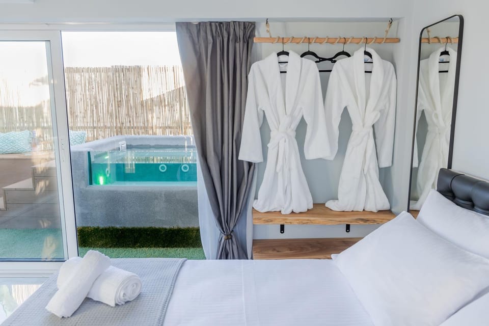 Bedroom, Pool view