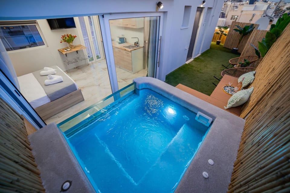 Hot Tub, Swimming pool