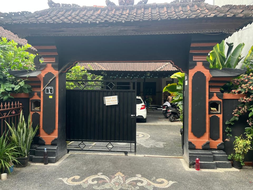 D nux House Bed and Breakfast in Kuta