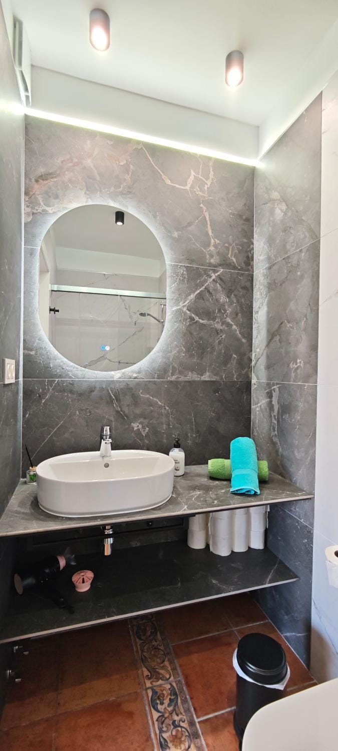 Bathroom, towels