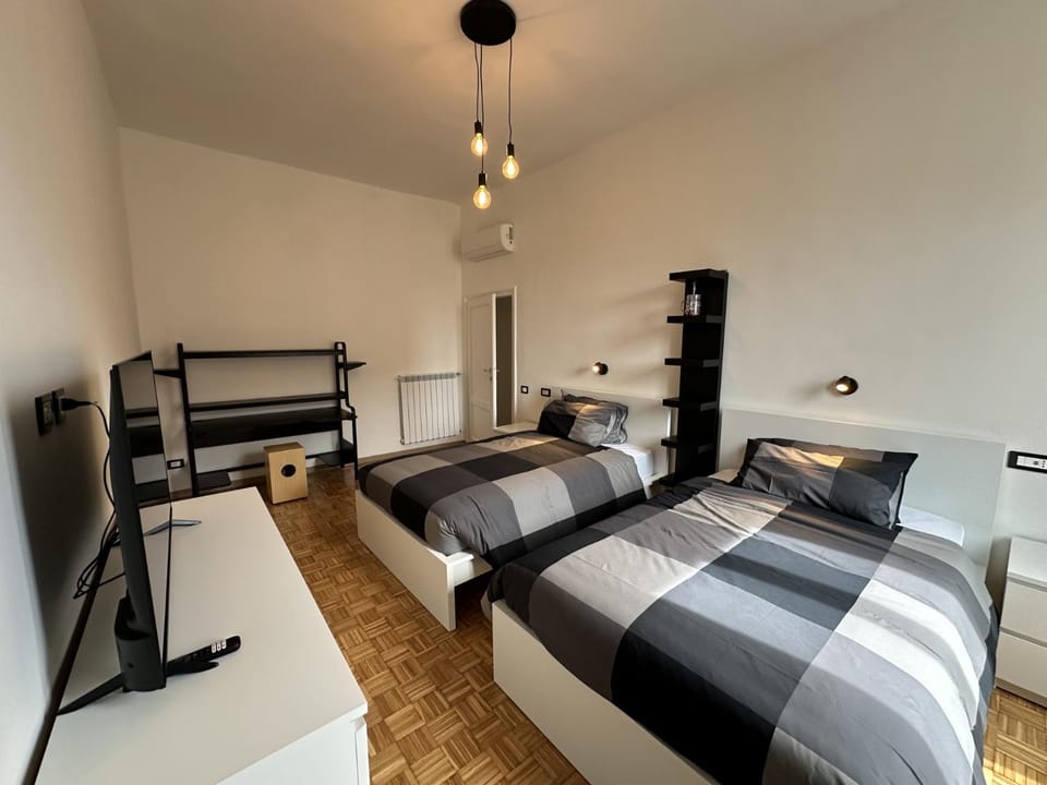 TV and multimedia, Photo of the whole room, Bedroom