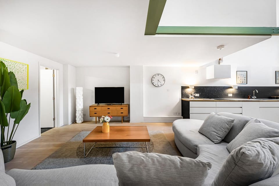 TV and multimedia, Kitchen or kitchenette, Living room, Seating area, Dining area