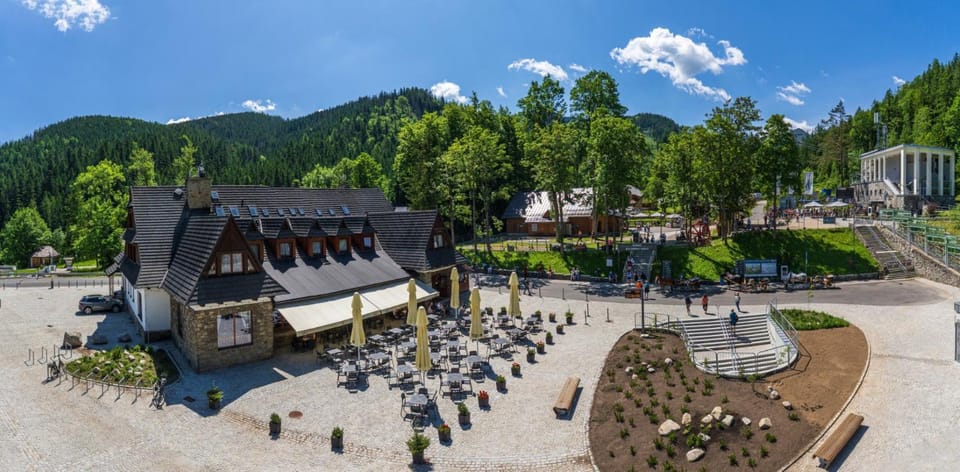 Property building, Nearby landmark, Day, People, Neighbourhood, Mountain view, Location