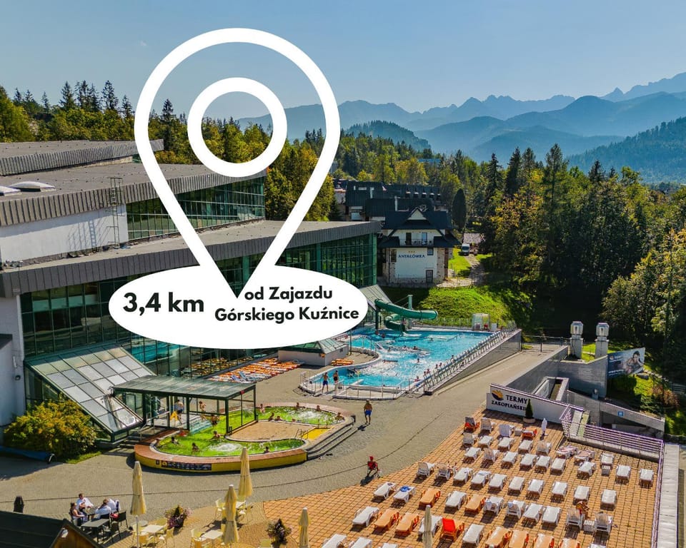 Nearby landmark, Spring, Bird's eye view, Mountain view, Pool view, Swimming pool, sunbed