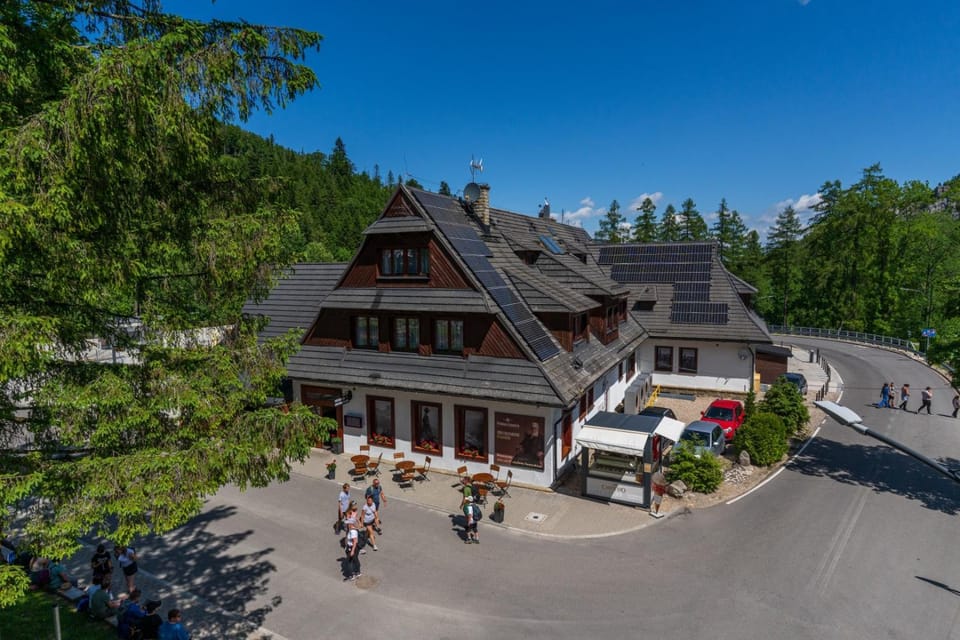 Property building, Day, People, Natural landscape, Bird's eye view, Location, Parking
