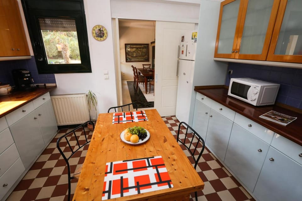 Kitchen or kitchenette, Photo of the whole room, Dining area, microwave