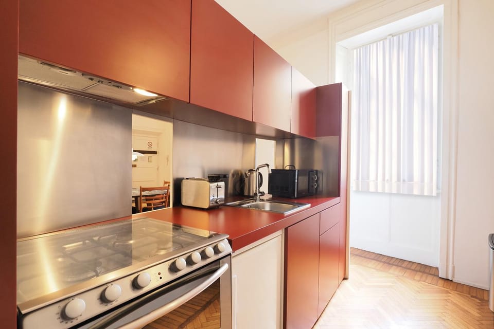 Kitchen or kitchenette, dishwasher, oven