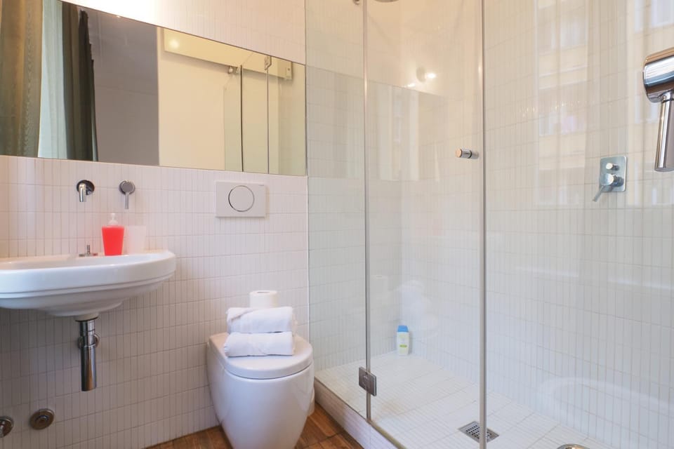 Shower, Toilet, Bathroom, Bath, towels