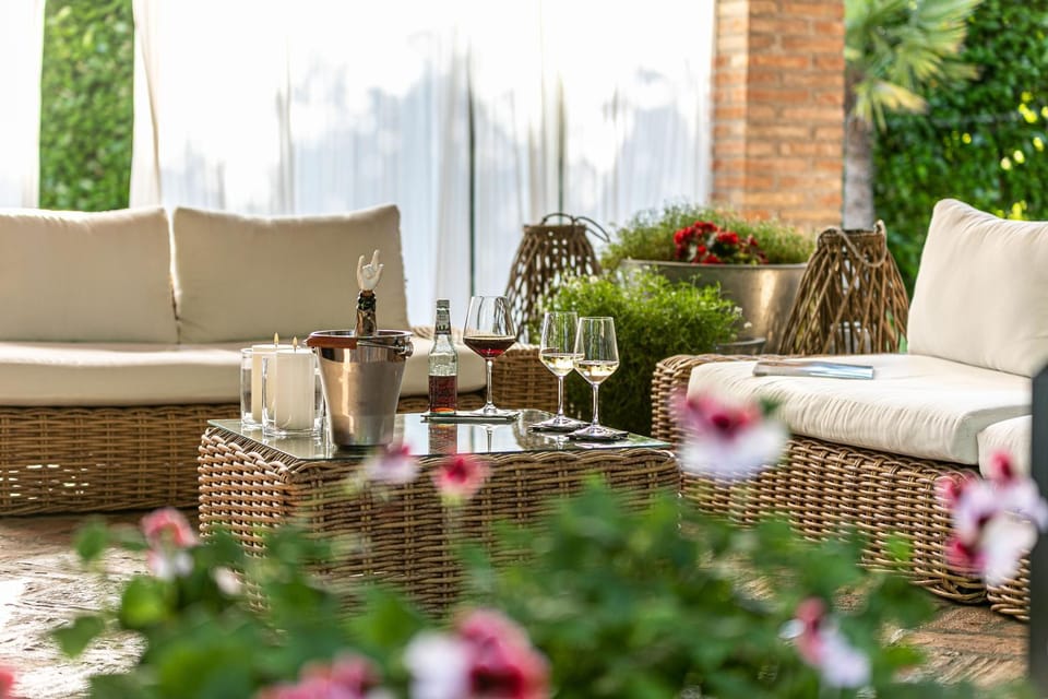 Patio, Restaurant/places to eat, Spring, Day, Garden, Seating area