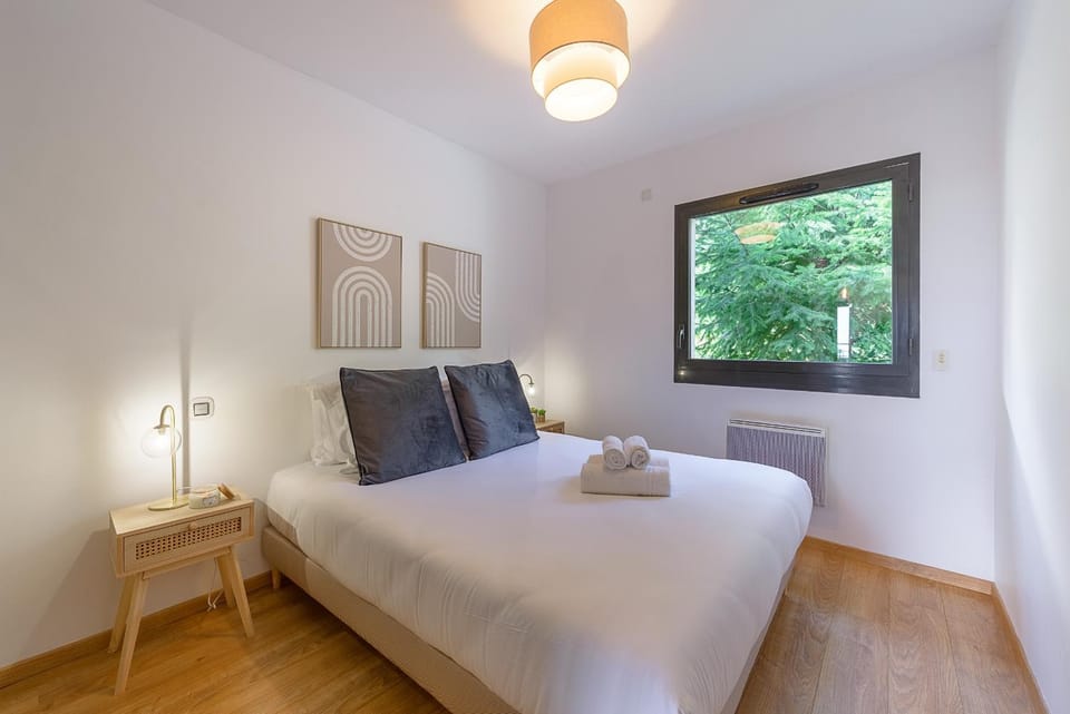 Photo of the whole room, Bedroom