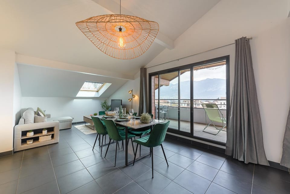 Seating area, Dining area