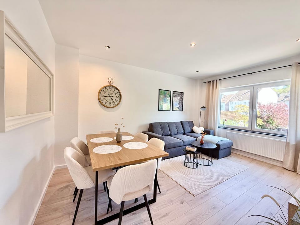 Bed, TV and multimedia, Living room, Seating area, Dining area, Bedroom