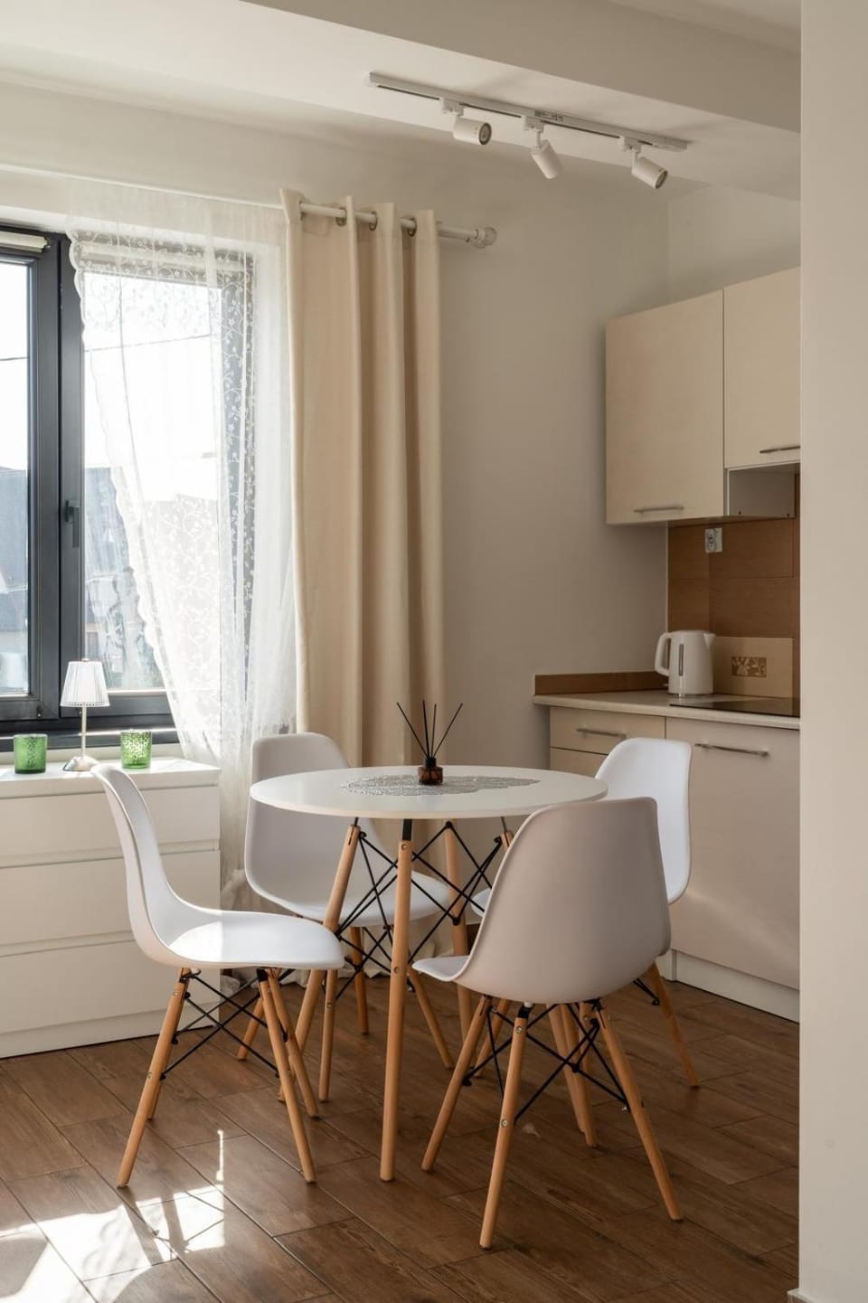 Coffee/tea facilities, Kitchen or kitchenette, Seating area, Dining area