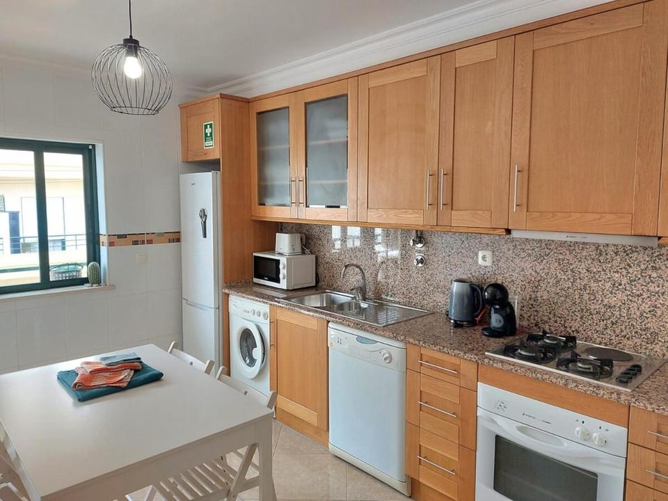 Coffee/tea facilities, Dining area, dishwasher, oven, stove, toaster, washing machine
