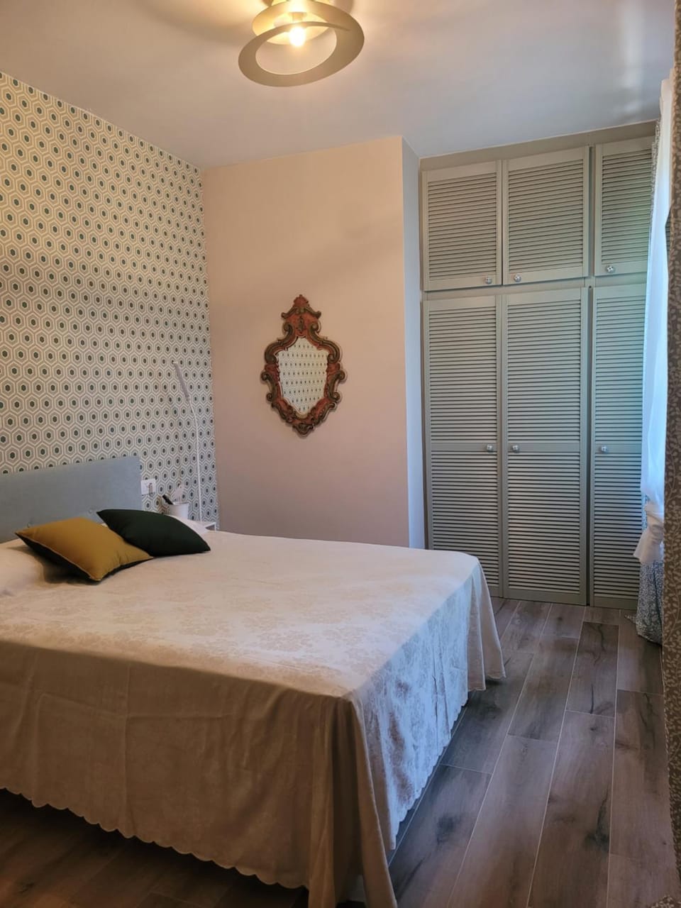 Photo of the whole room, wardrobe