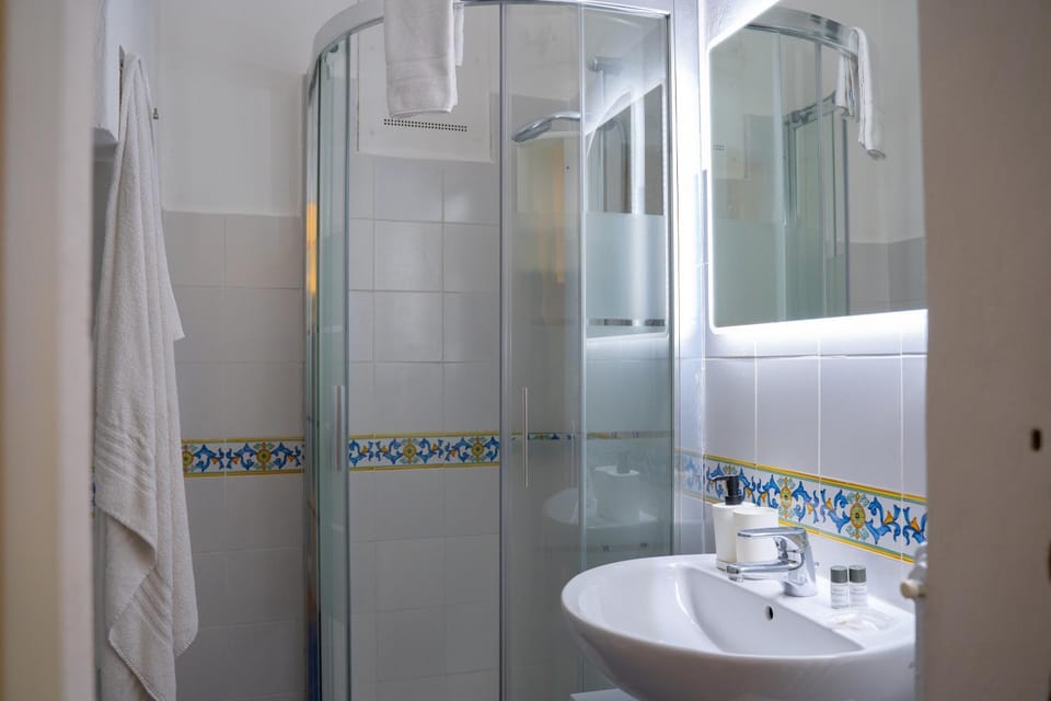 Shower, Bathroom, towels