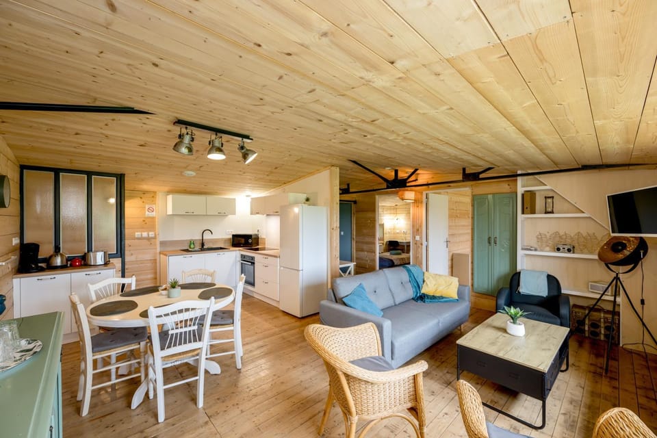 Communal lounge/ TV room, TV and multimedia, Kitchen or kitchenette, Living room, Seating area, Dining area