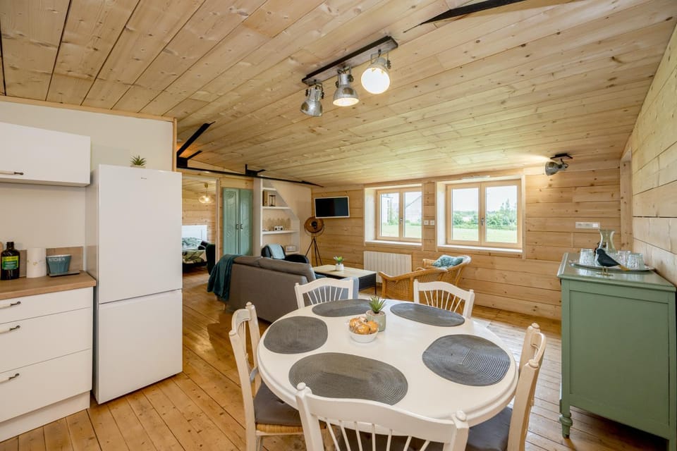 TV and multimedia, Kitchen or kitchenette, Living room, Seating area, Dining area