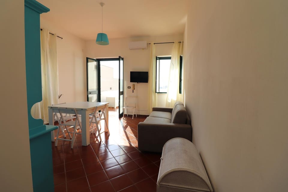 Communal lounge/ TV room, TV and multimedia, Living room, Seating area, Dining area, air conditioner