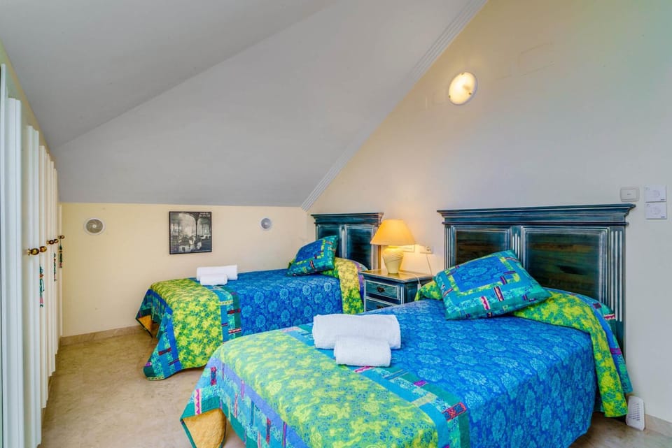 Photo of the whole room, Bedroom, towels