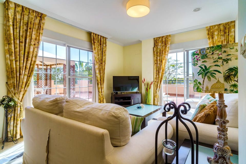 TV and multimedia, Living room, Seating area, Evening entertainment