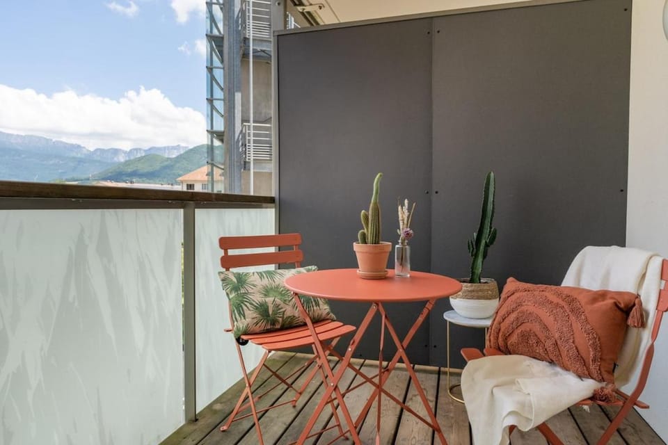 Annecy, calme, terrasse, parking box Apartment in Annecy