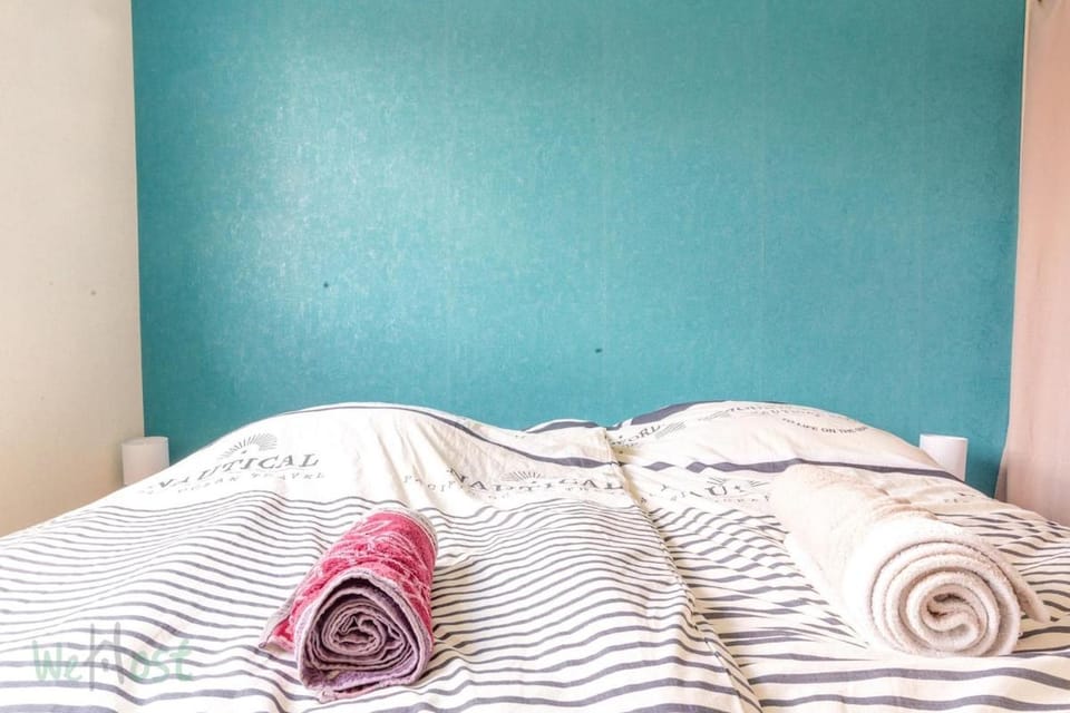 Bed, towels