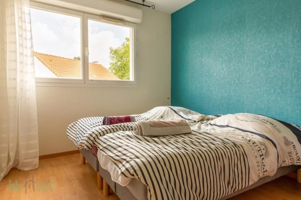 Bed, Photo of the whole room, Bedroom, towels