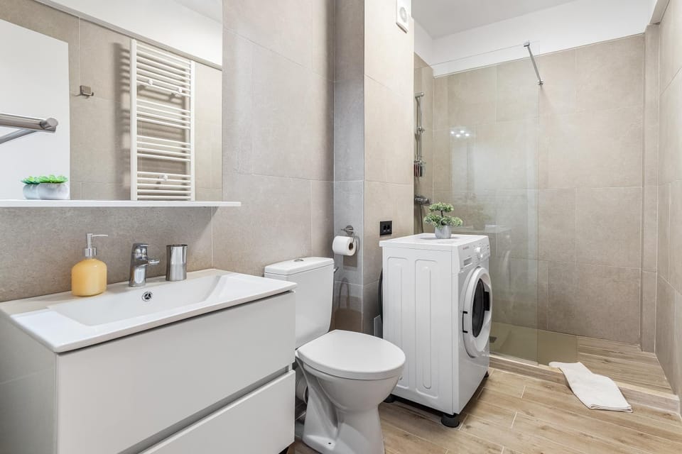 Shower, Toilet, Bathroom, towels, washing machine