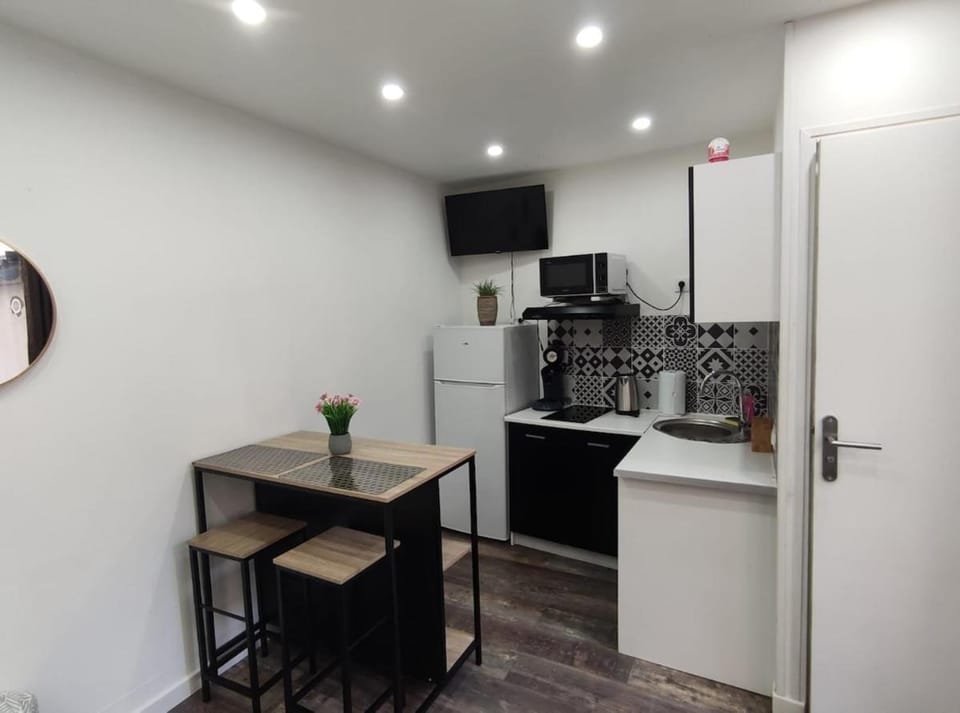 Kitchen or kitchenette, stove