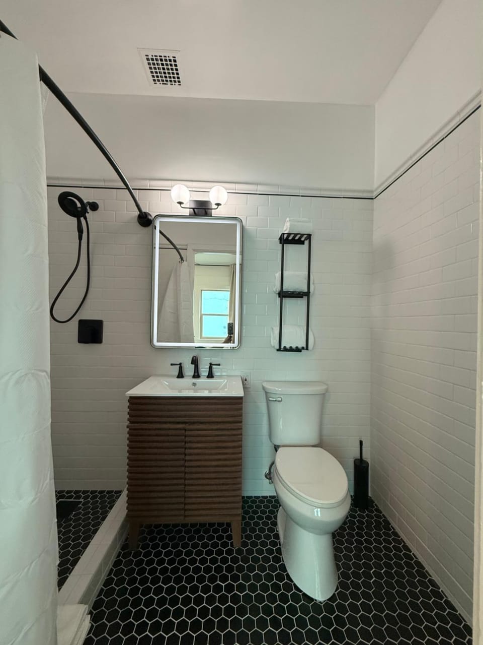 203 Vintage Escape in a 1930s Gem Apartment in Klamath Falls