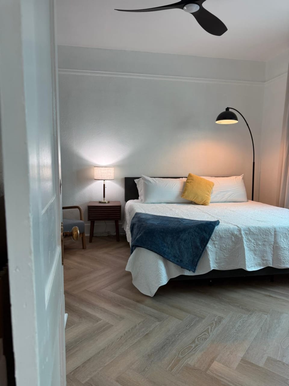 203 Vintage Escape in a 1930s Gem Apartment in Klamath Falls