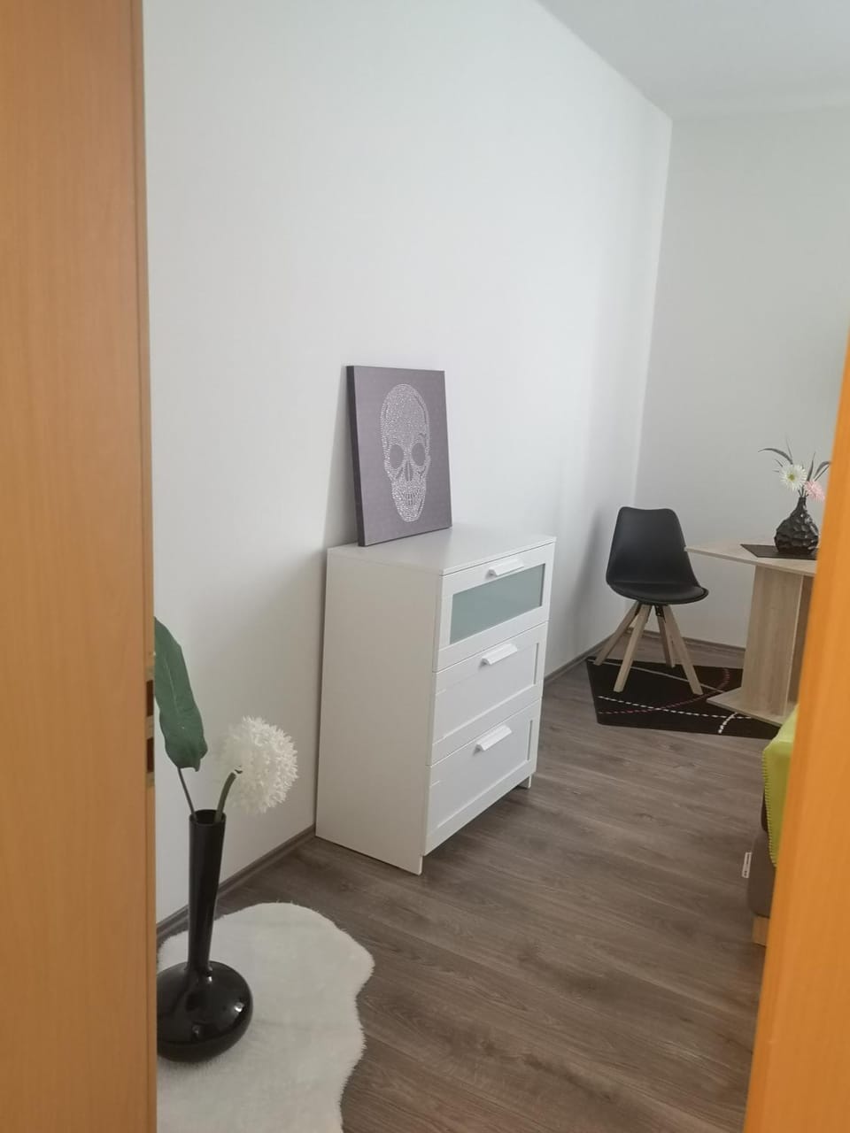 Photo of the whole room, Seating area