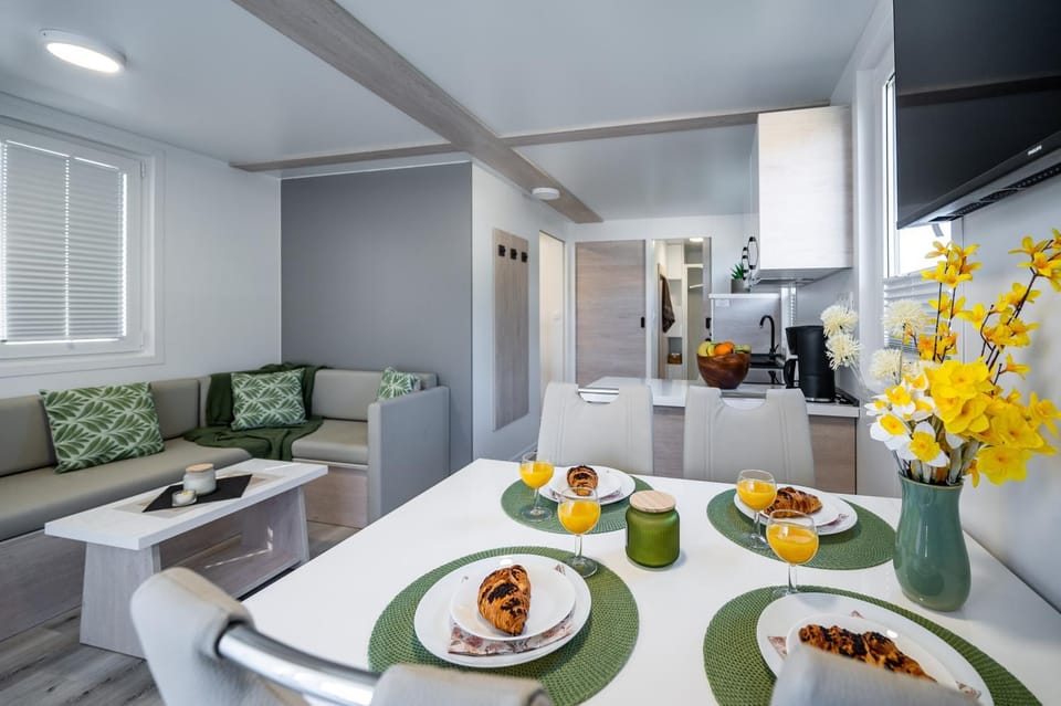 Kitchen or kitchenette, Living room, Food and drinks, Seating area, Dining area