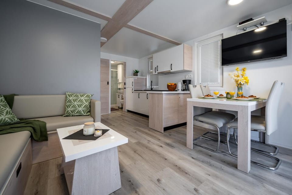 Kitchen or kitchenette, Living room, Seating area, Dining area
