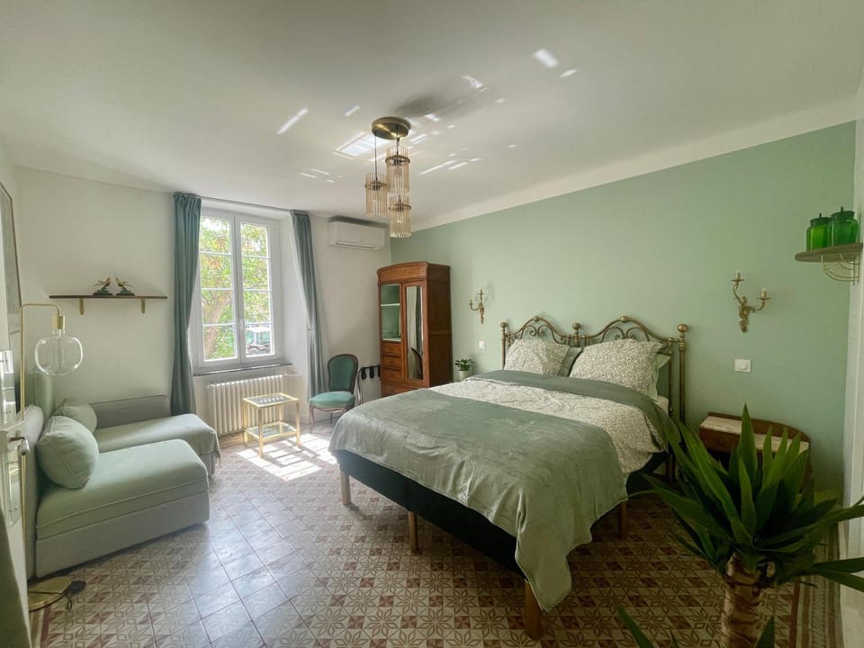 Photo of the whole room, Bedroom