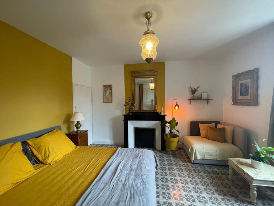 Bed, Photo of the whole room, Seating area, Bedroom