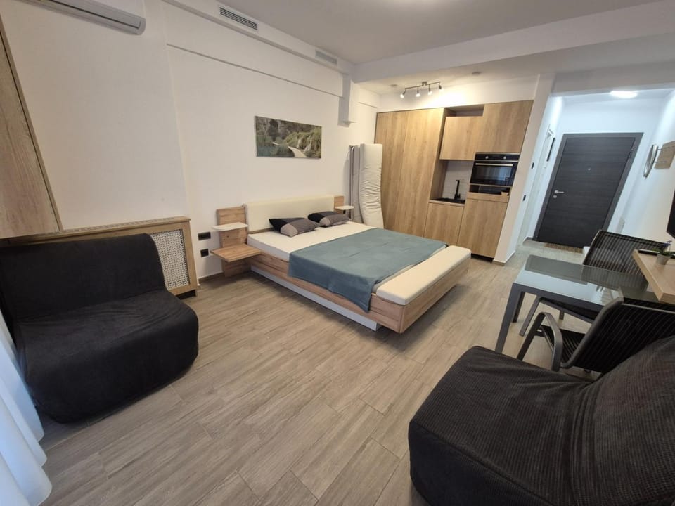 Bed, TV and multimedia, Seating area, Dining area, air conditioner