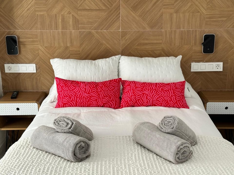Bed, towels