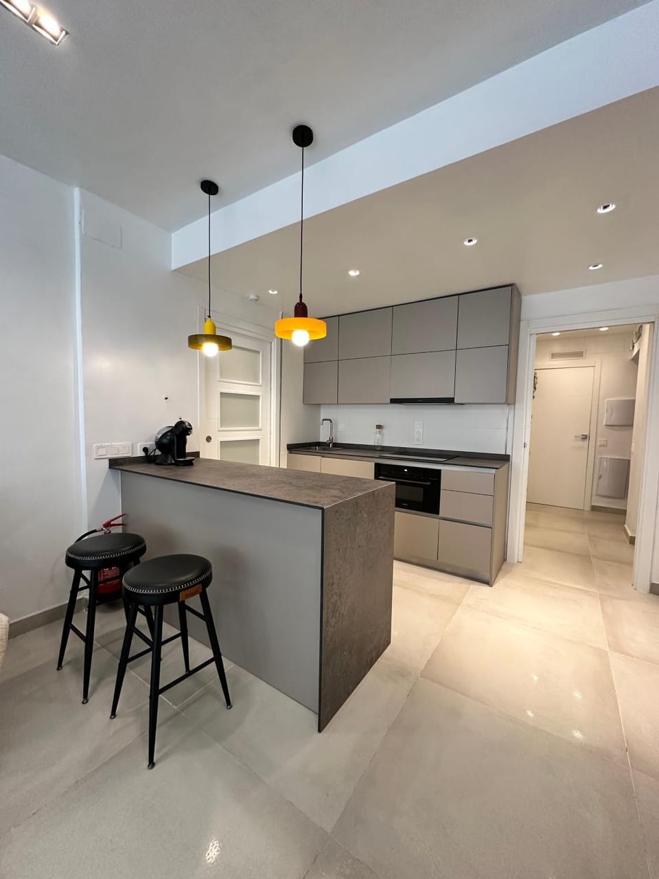 Kitchen or kitchenette, minibar, stove