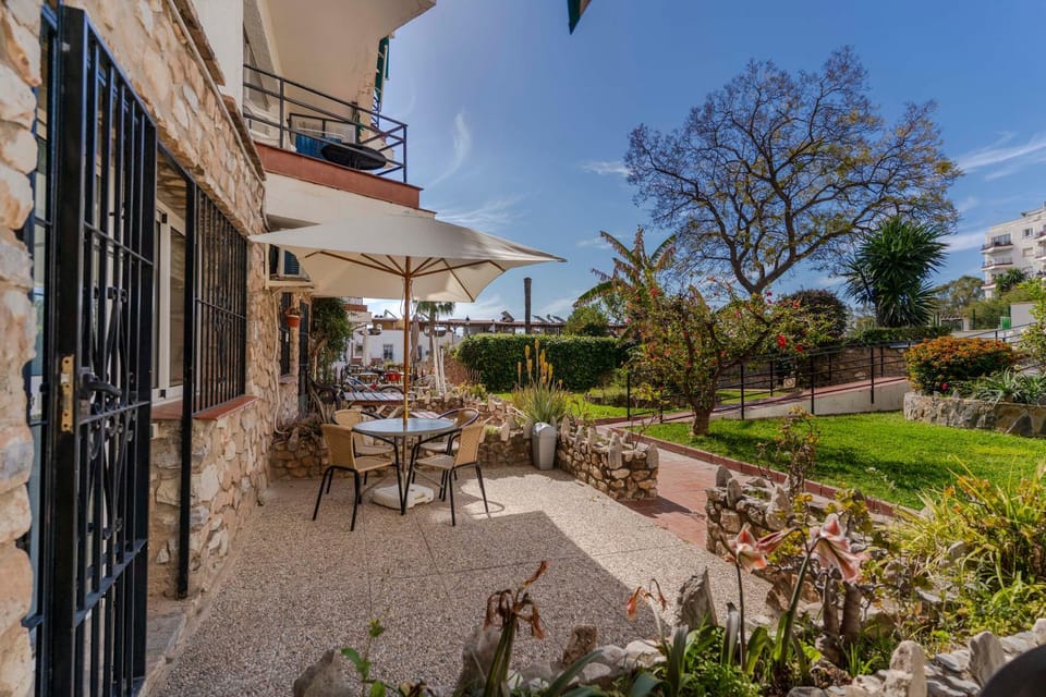 Property building, Patio, Day, Garden, Balcony/Terrace, Garden view