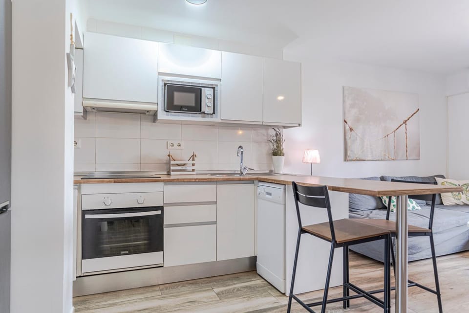 Kitchen or kitchenette, Dining area, dishwasher, stove