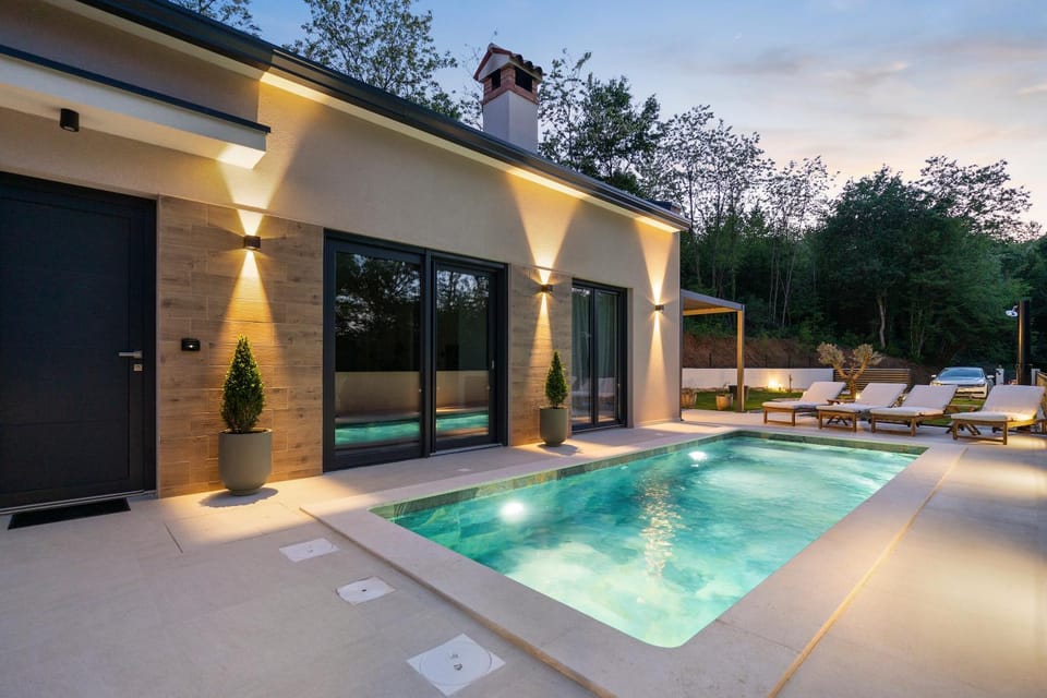 Property building, Patio, Pool view, Swimming pool, sunbed