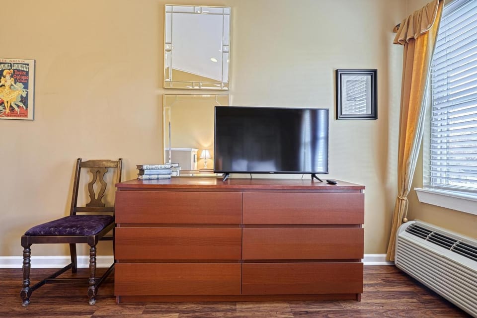 Suites On Chocolate - The Theater Apartment in Hershey