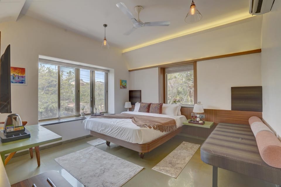 Photo of the whole room, Bedroom