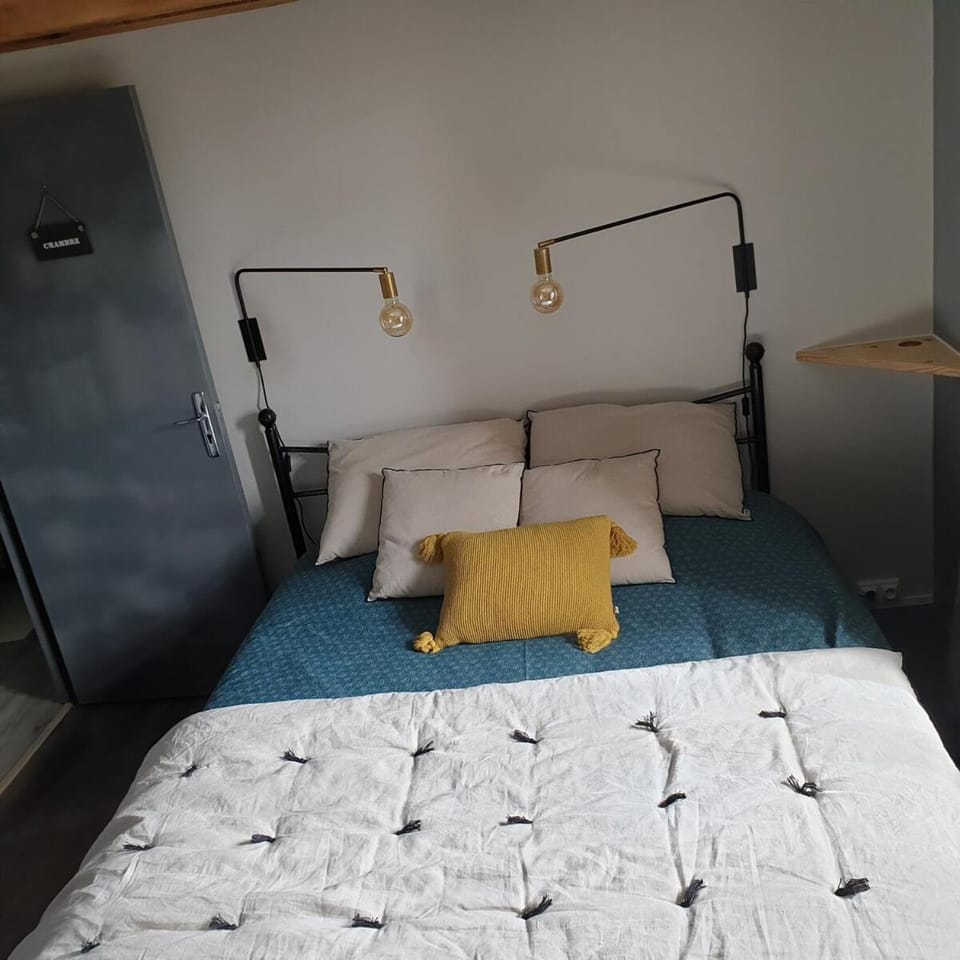 Bed, Photo of the whole room, Bedroom