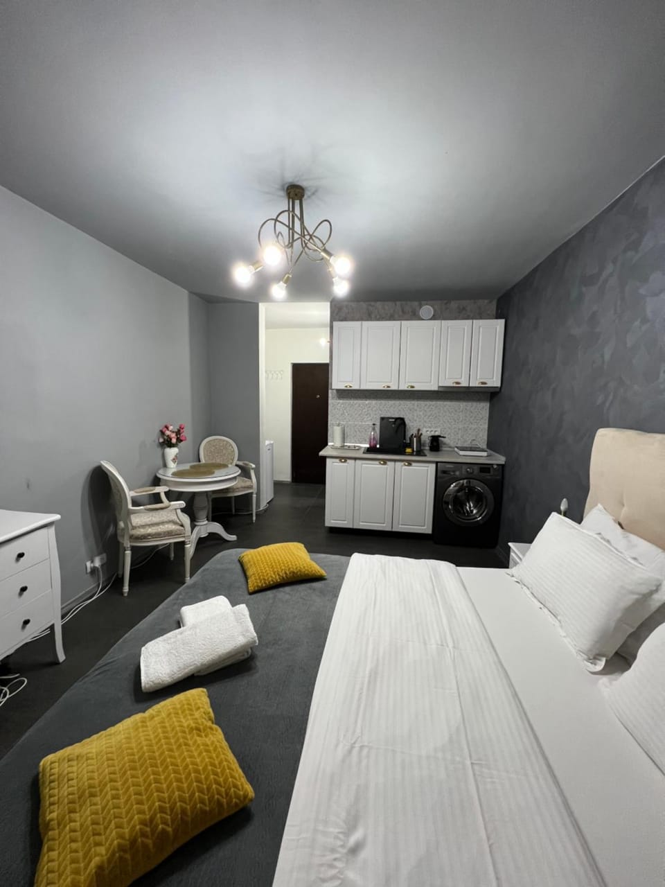Kitchen or kitchenette, Seating area